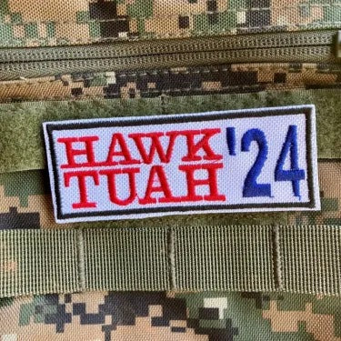 Hawk Tuah Lustiges Abzeichen