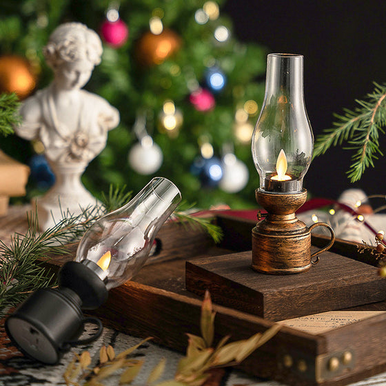 Weihnachtsdekoration im Retro-Stil mit leuchtender elektronischer Petroleumlampe