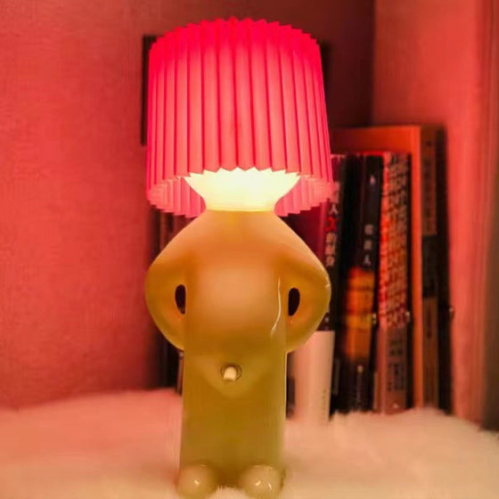 Eine kreative Lampe des kleinen schüchternen Mannes