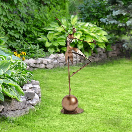 Bezauberndes tanzendes Gartenmädchen