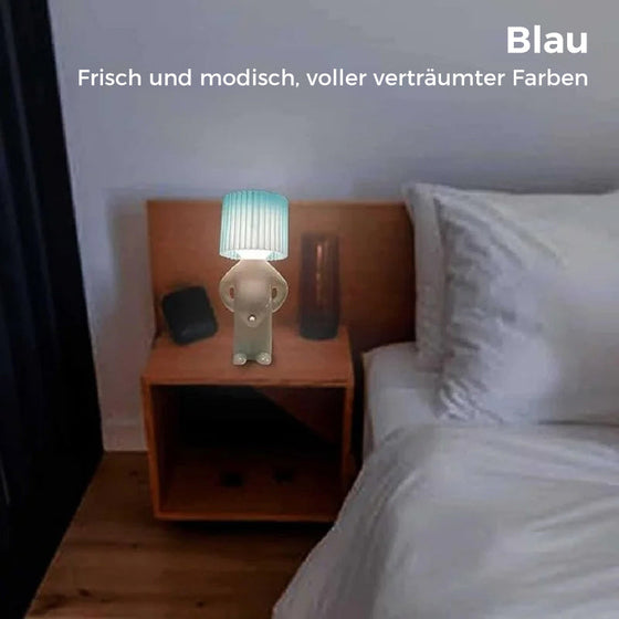 Eine kreative Lampe des kleinen schüchternen Mannes