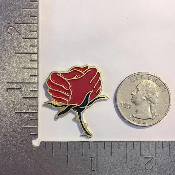Emaille- und Kristallbrosche mit roter Rose