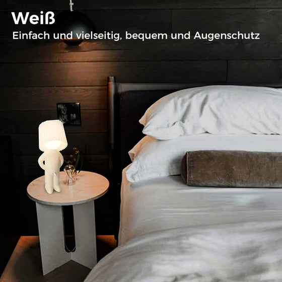 Eine kreative Lampe des kleinen schüchternen Mannes