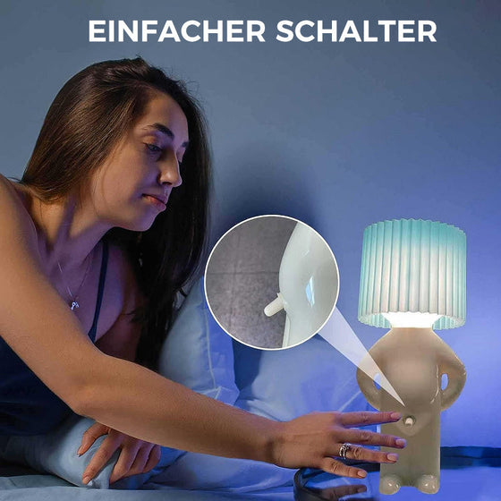 Eine kreative Lampe des kleinen schüchternen Mannes