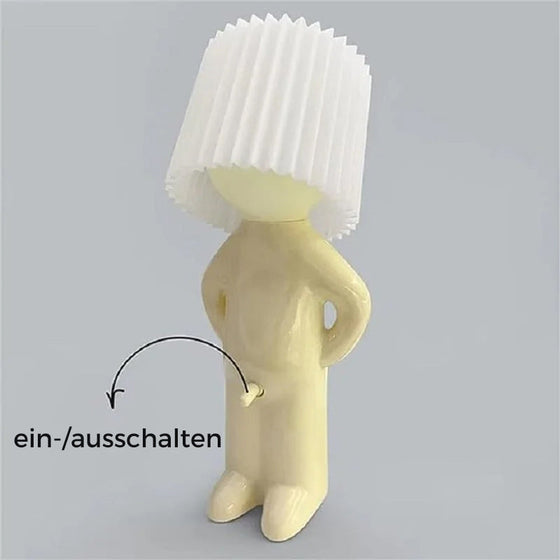 Eine kreative Lampe des kleinen schüchternen Mannes