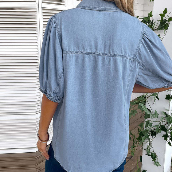 Hellblaue Bluse mit halblangem Hemdkragen und Knöpfen