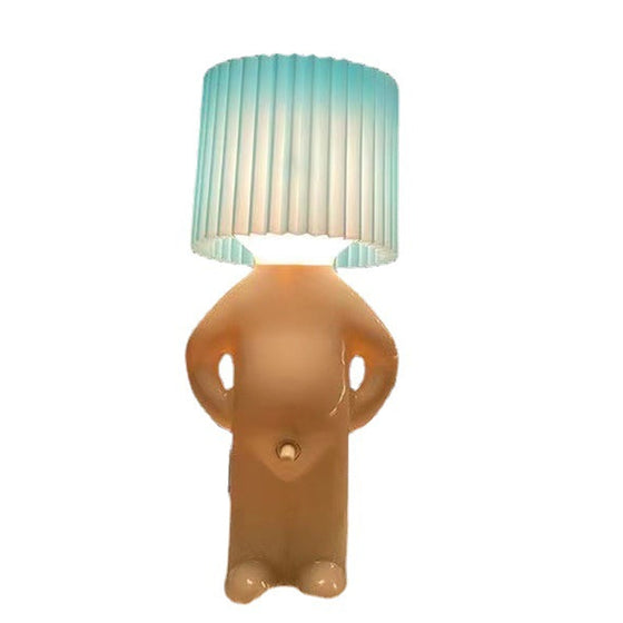 Eine kreative Lampe des kleinen schüchternen Mannes